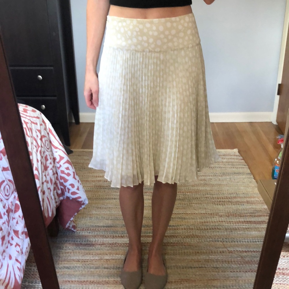 Pleated ivory and white skirt